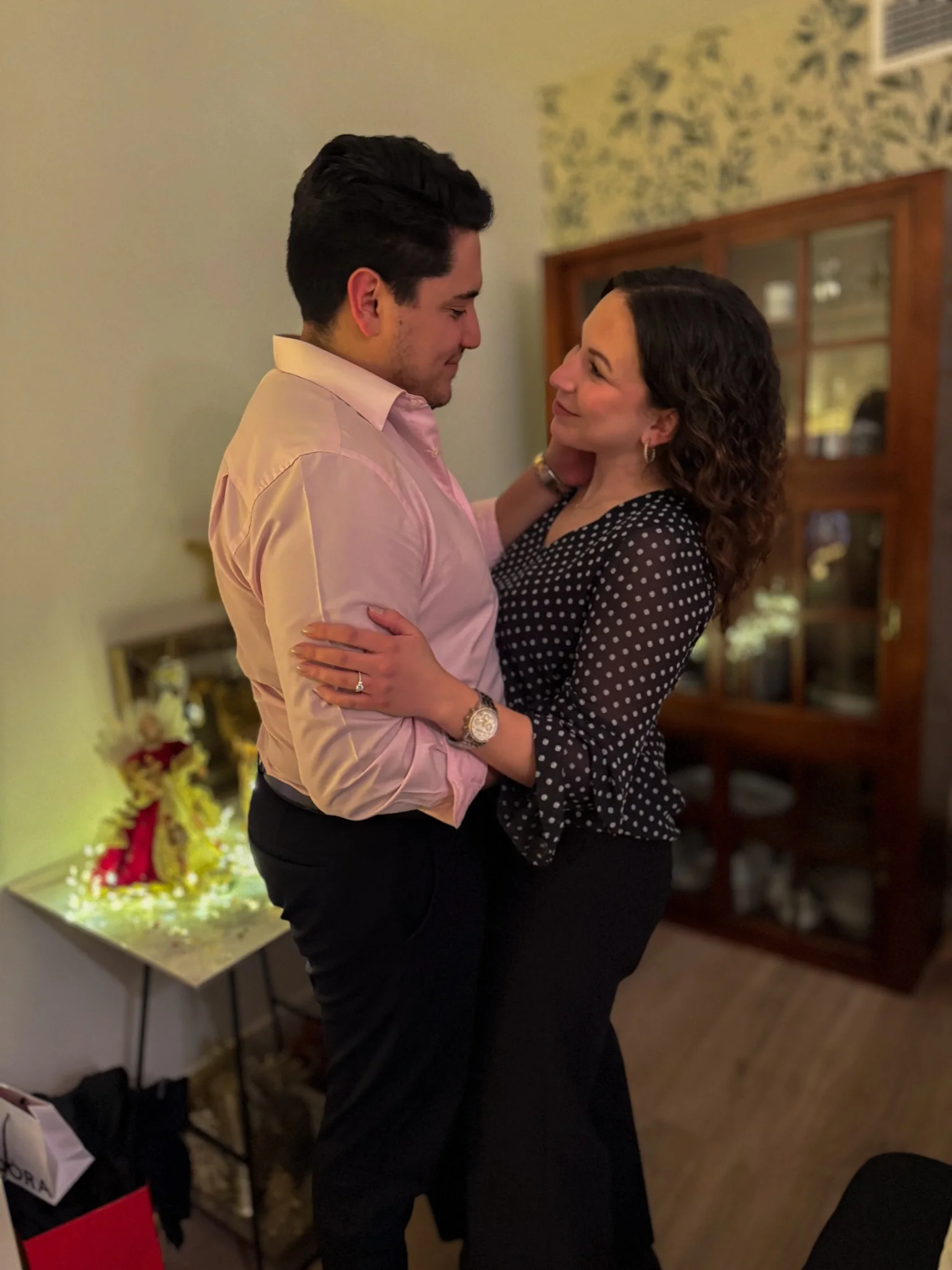 Sara y Jamil mirándose