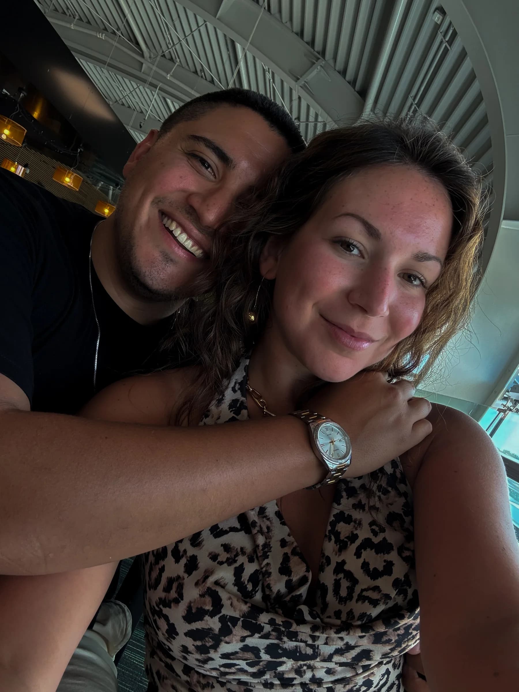 Sara y Jamil sonriendo juntos