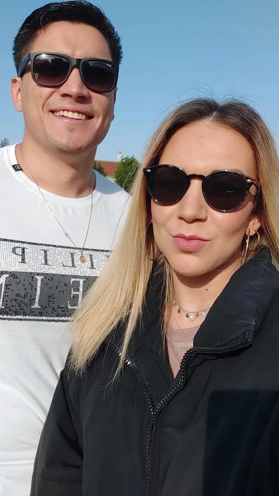 Sara y Jamil juntos al aire libre