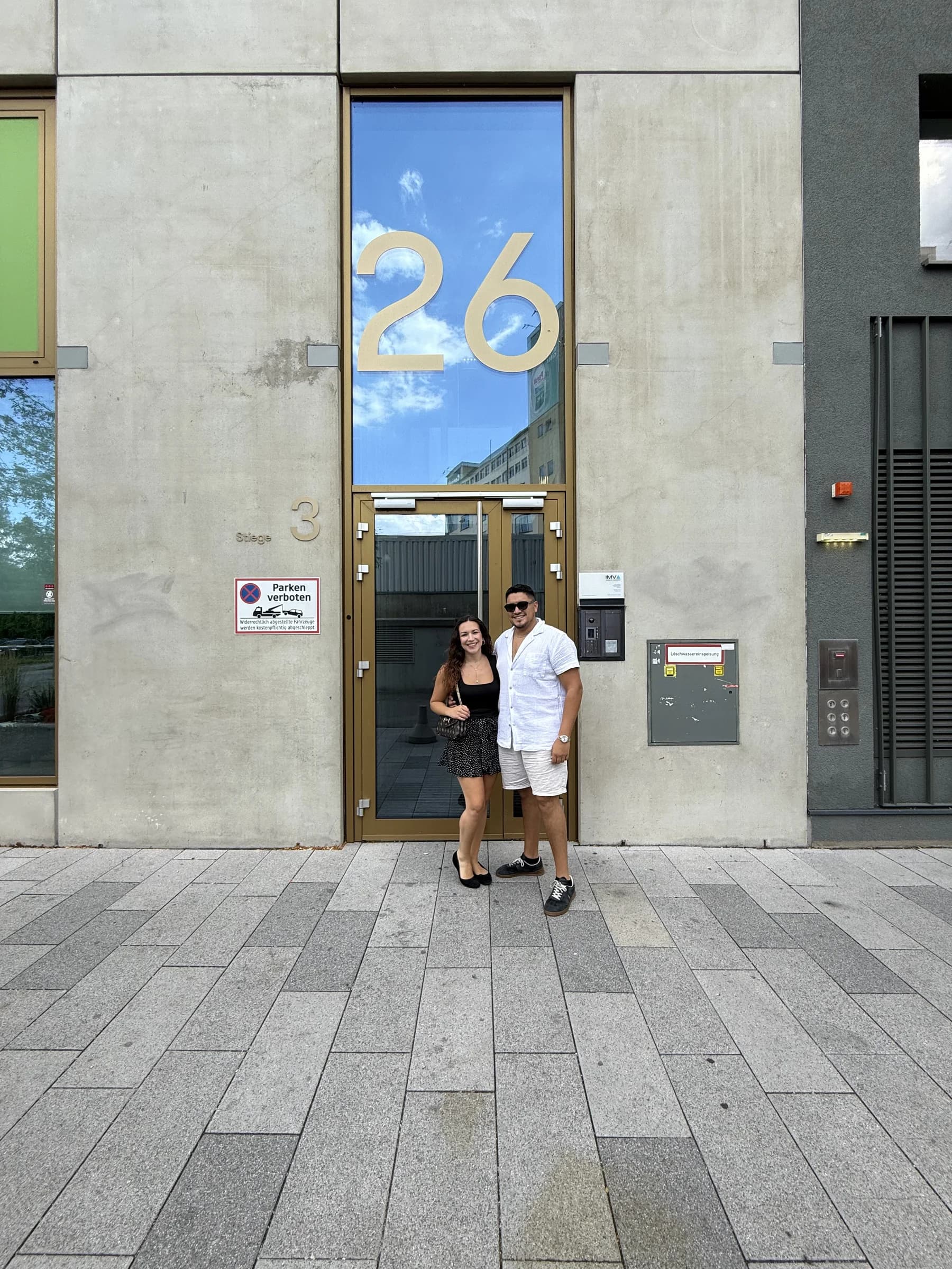 Sara y Jamil delante de su hogar
